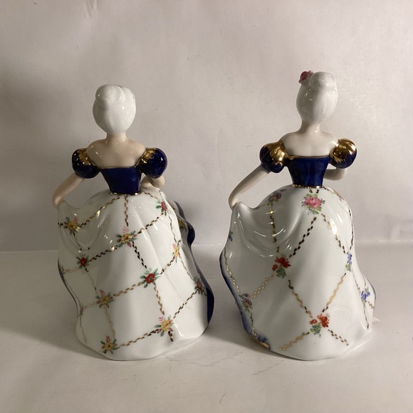 Vintage pair of porcelain Victorian lady figurines,blue and white - Picture 3 of 9